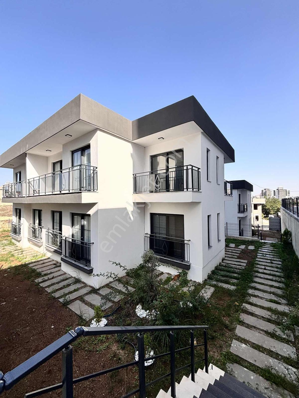 Çınarlı'da Bulvar Yanı Villa Conceptli Bahçeli 1+1 Eşyalı Satılı — fotoğraf 2