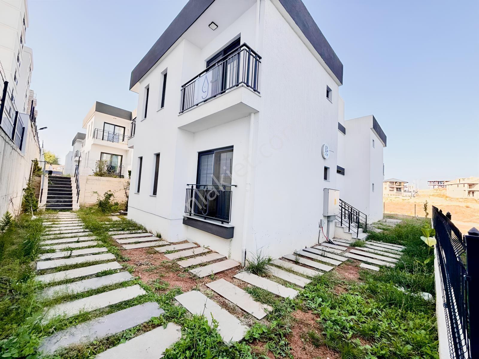 Çınarlı'da Bulvar Yanı Villa Conceptli Bahçeli 1+1 Eşyalı Satılı — fotoğraf 3