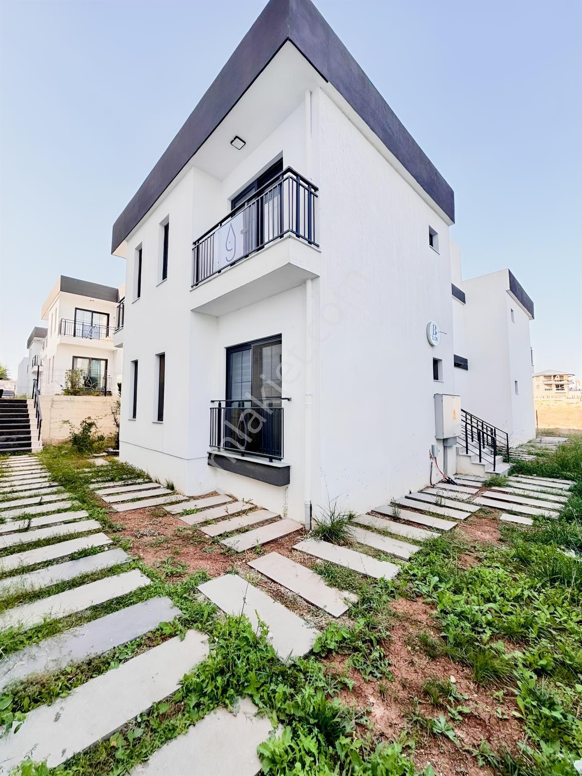Çınarlı'da Bulvar Yanı Villa Conceptli Bahçeli 1+1 Eşyalı Satılı — fotoğraf 4
