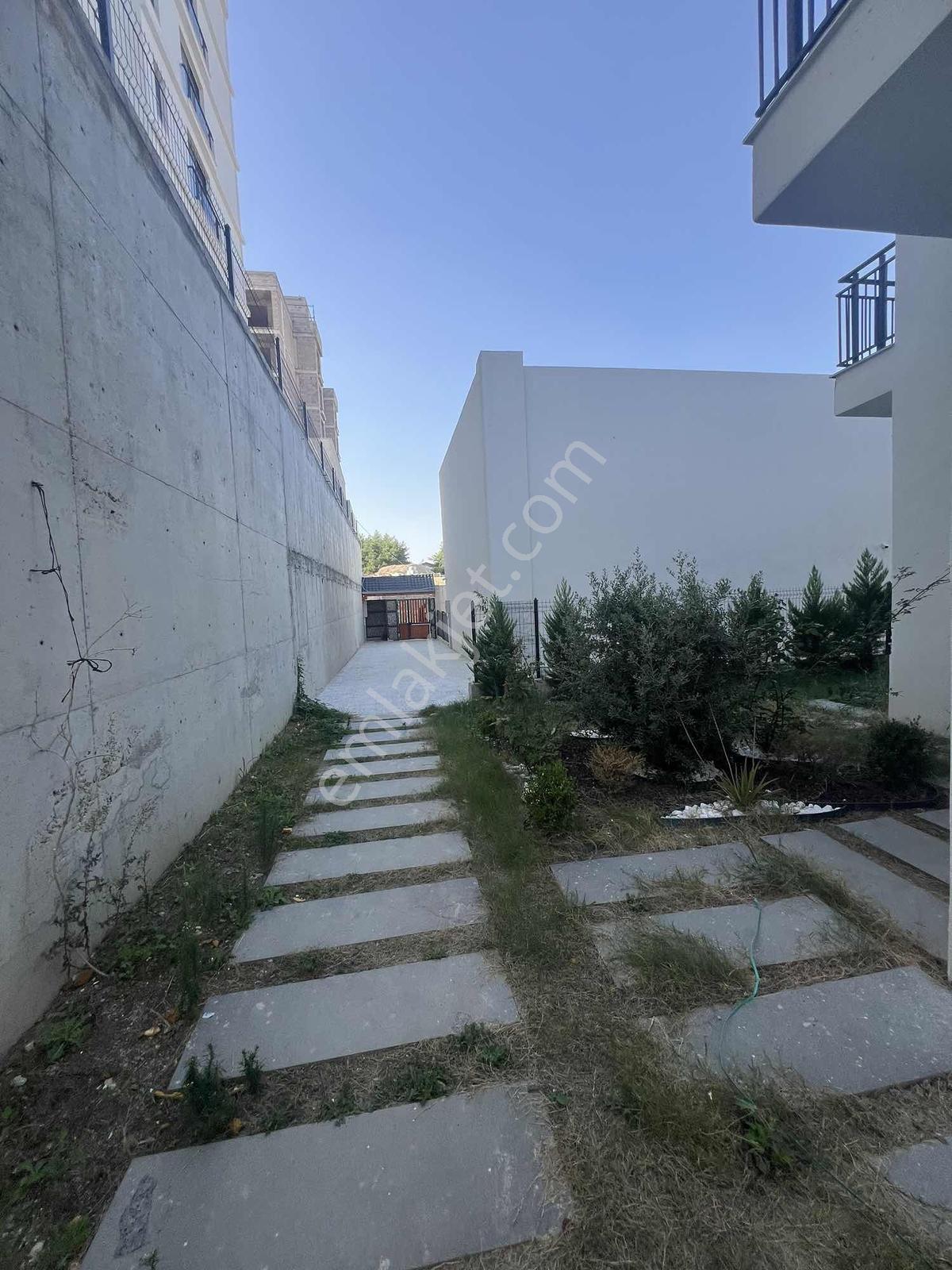 Kulepark~farkıyla~çınarlıda~bulvar~üzeri~villa~tipli~bahçeli~1+1 — fotoğraf 33