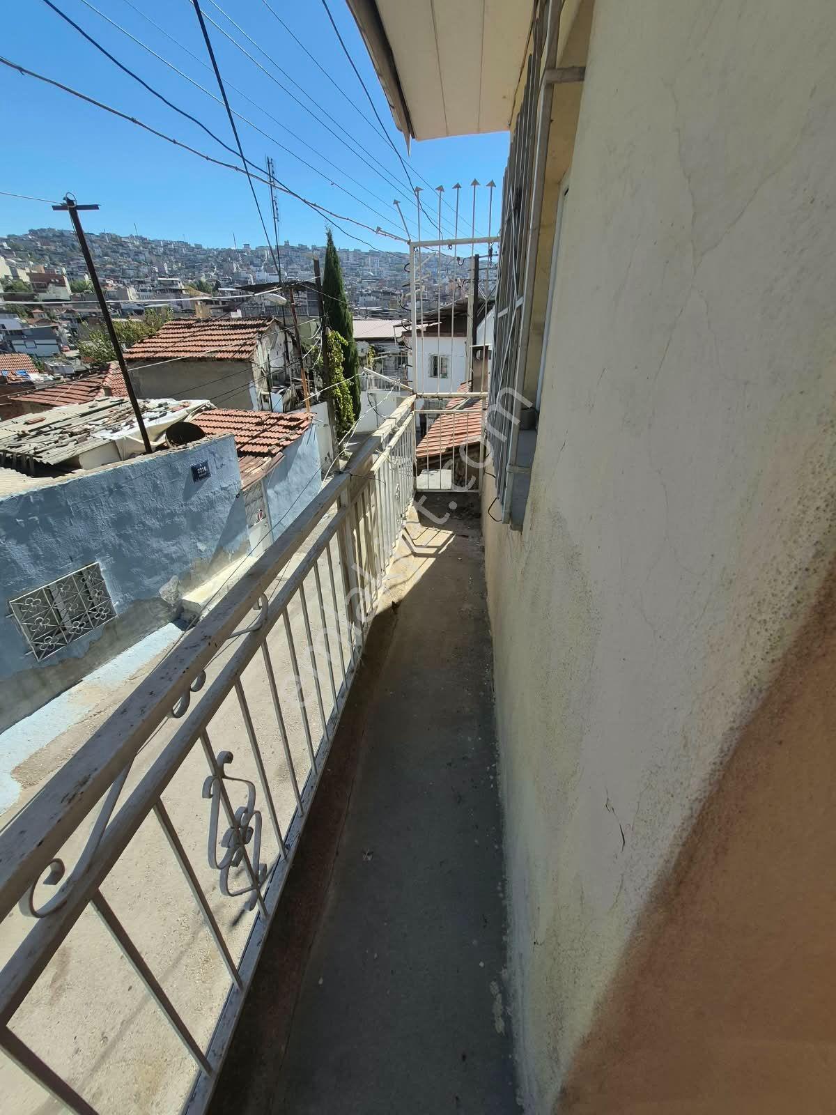 İzmir'in Merkezinde//konak Boğaziçinde.okulun Altsokağında/hastaneye5dk//2katlı Acil Satılık Ev — fotoğraf 2