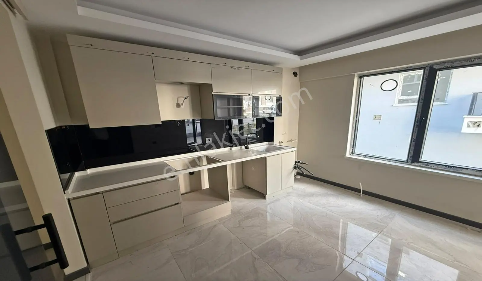 Bağlum Caddeye Köşe 3+1 1.kat Sıfır Daire Uygun Fiyata — fotoğraf 2