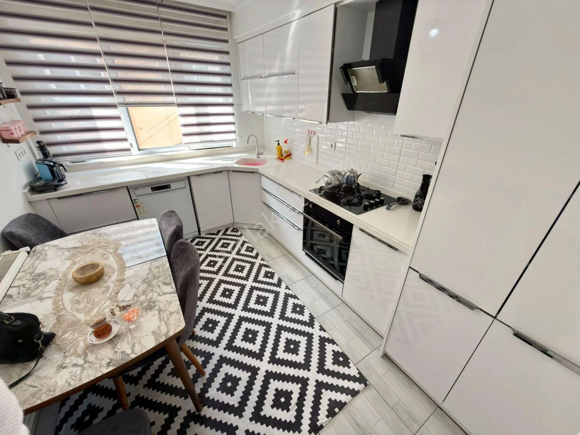 Yüksel'den Edremit Merkezin'de Teras Kullanımlı 3+1 Daire — fotoğraf 4