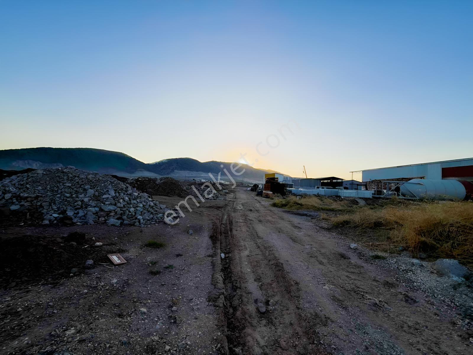 Gölmarmara Yoluna Yakın 1295 M2 Satılık Sanayi Arsası — fotoğraf 7