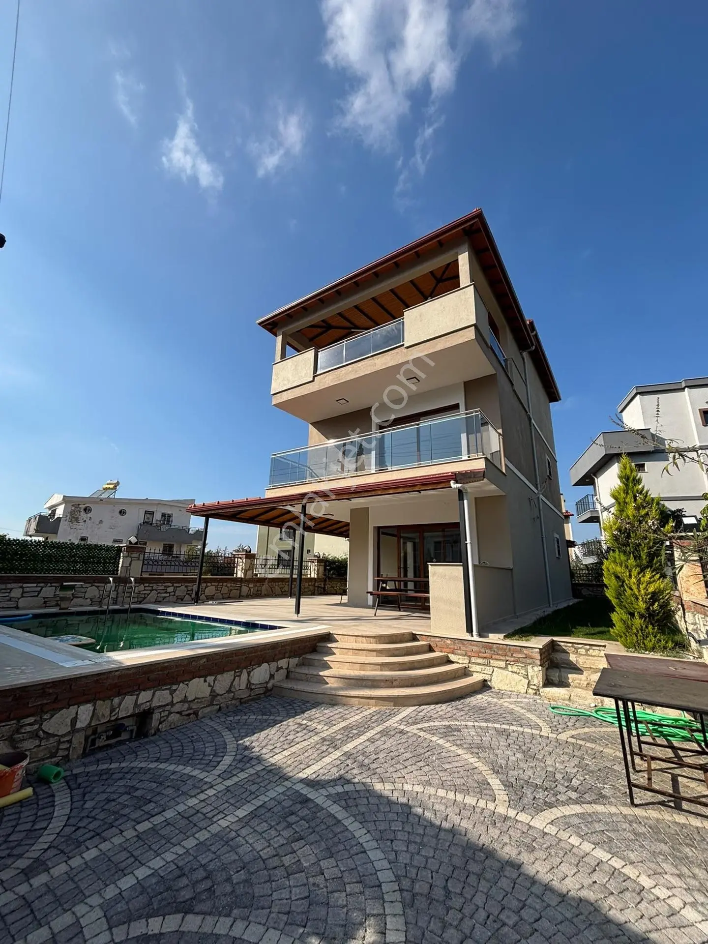 Kuşadası Davutlar’Da Tam Müstakil, Özel Havuzlu 4+1 Lüks Satılık Villa