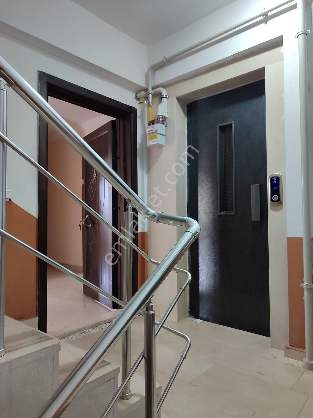 Bulancak İhsaniyede Satılık 3+1 Arakat Daire — fotoğraf 23