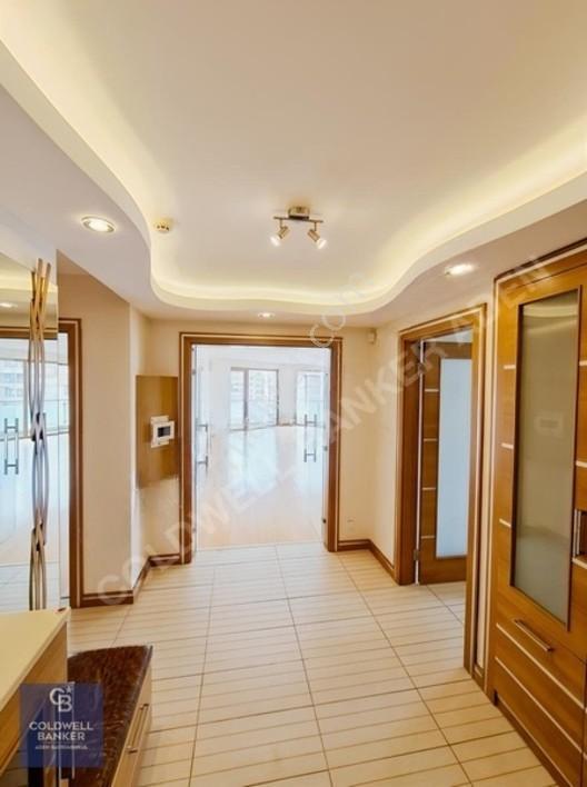 Çukurambar Mahallesinde Cadde Üstünde 3+1 Ada Mutfaklı 189M2 Net