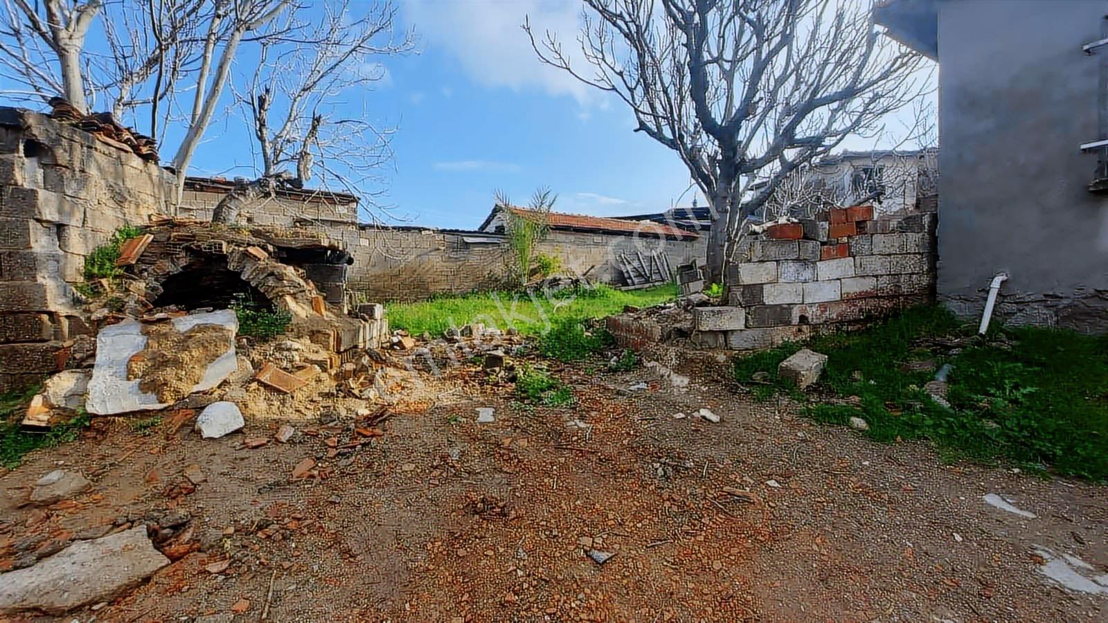 Sinirli Köyünde Elektrik Suyu Aktif Konut İmarlı Arsa