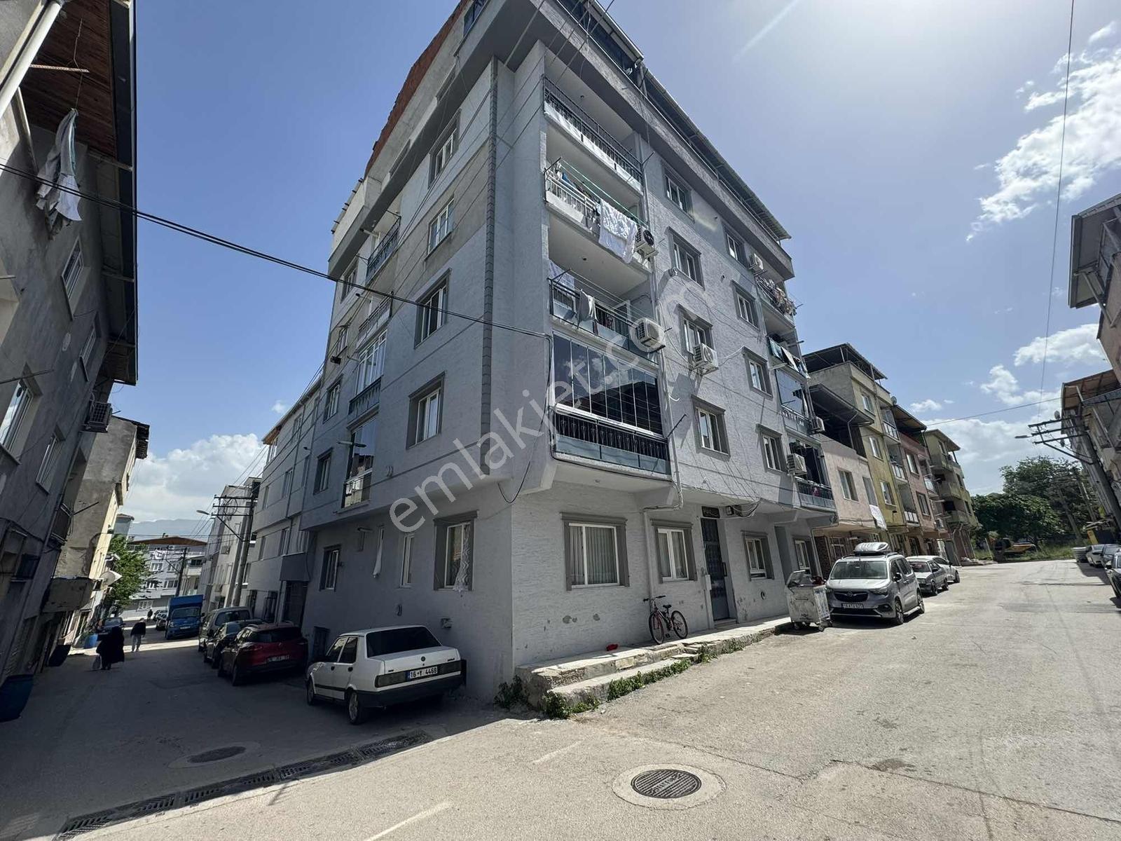 Bağlarbaşı'Nda Meydana Yakın Bodrum Kat 1+1 Daire