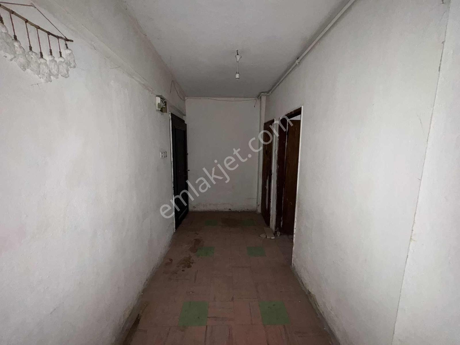 Bağlarbaşı'nda Meydana Yakın Bodrum Kat 1+1 Daire — fotoğraf 3