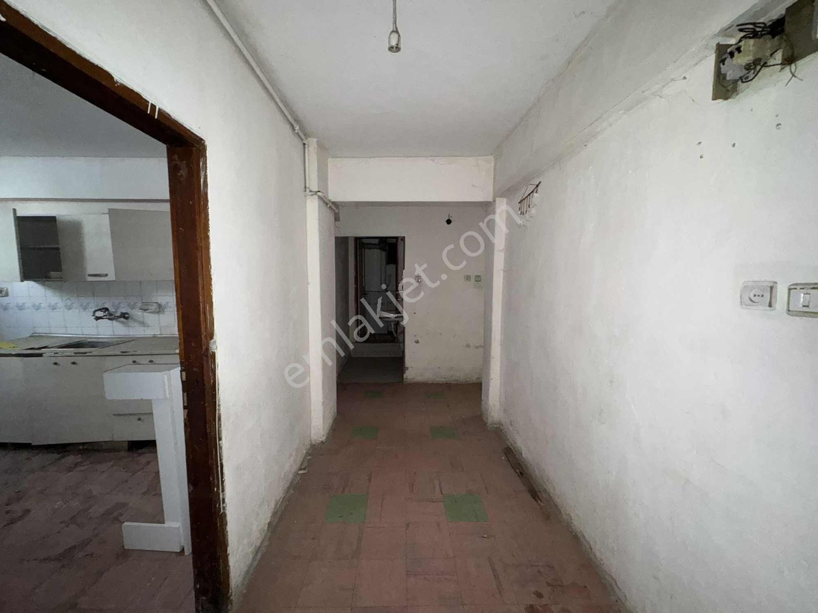 Bağlarbaşı'nda Meydana Yakın Bodrum Kat 1+1 Daire — fotoğraf 4