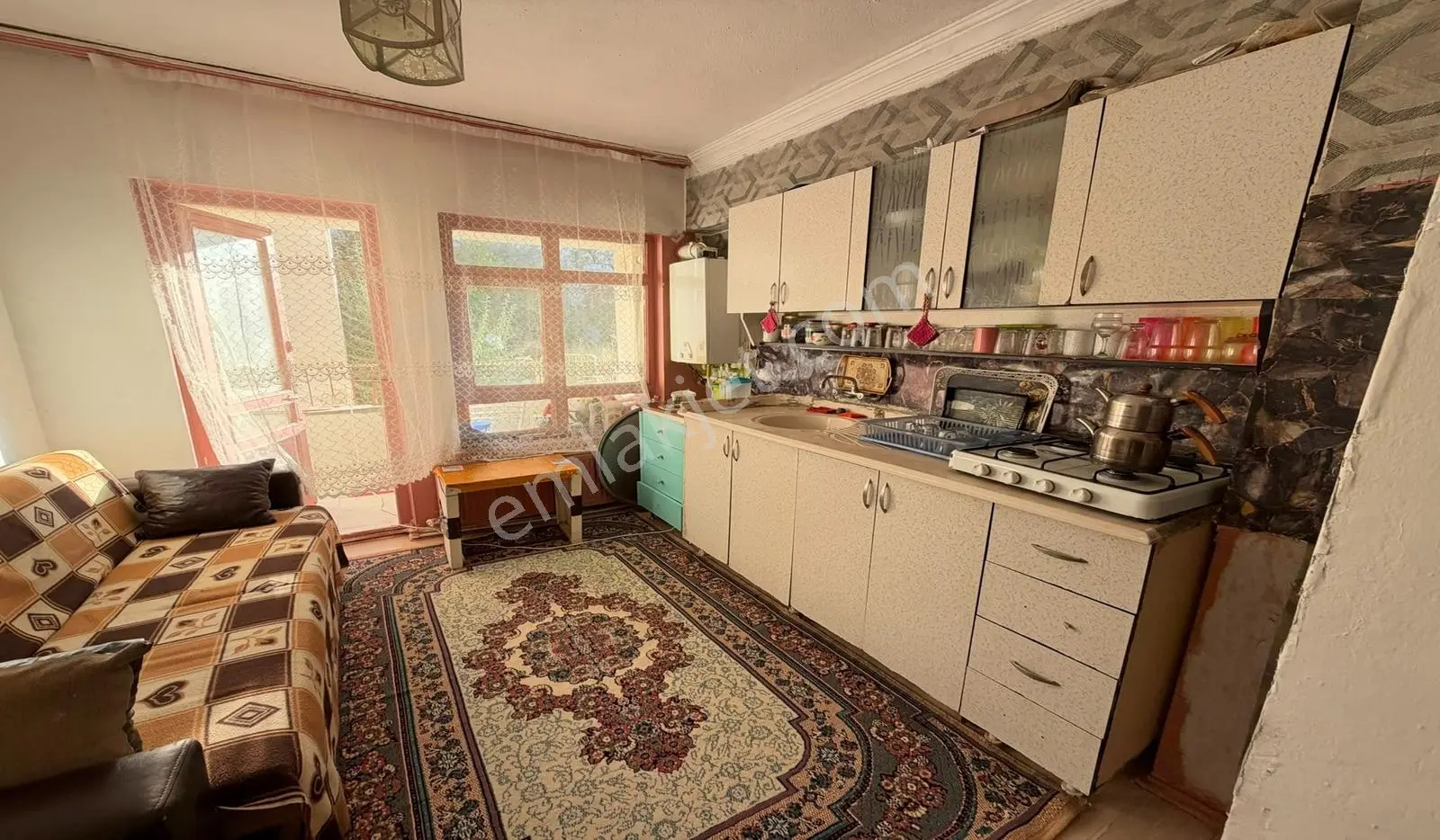 Ufuktepe Acil Cadde Üzeri Kat Konumunda Altında Daire Var