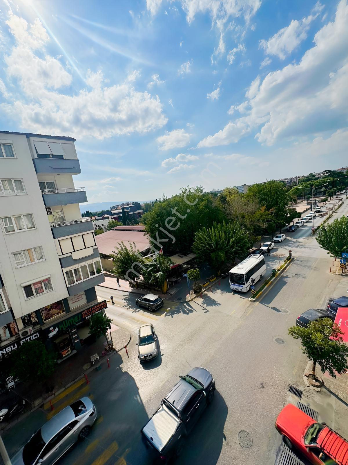 Final'den Cadde Üzeri Satılık 2+1 Arakat Bakımlı Daire — fotoğraf 5