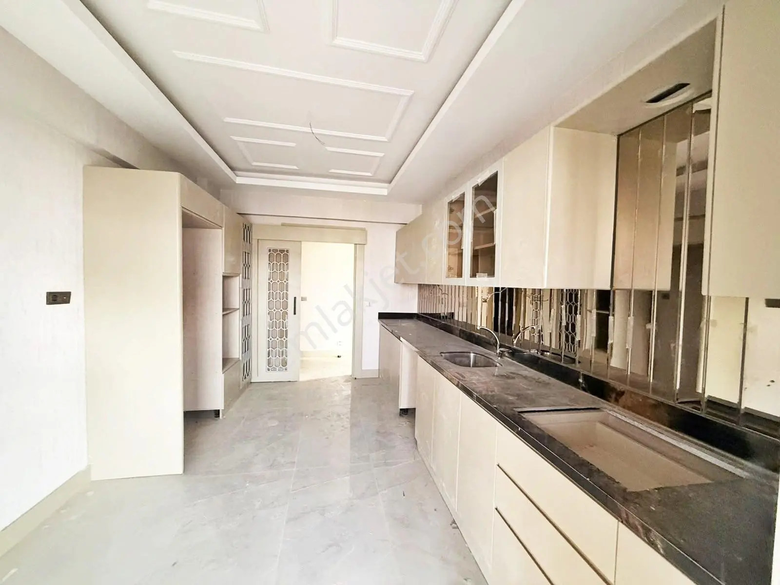 Karacaahmet'te Cadde Üzr.yerden Isıtma Geniş Cam Balkon Lüx 2+1 — fotoğraf 3