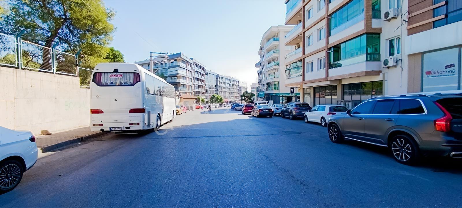 İzmir Bornova Erzene Mah.kaliteli Yapıda Satılık Geniş 3+1 Daire — fotoğraf 2