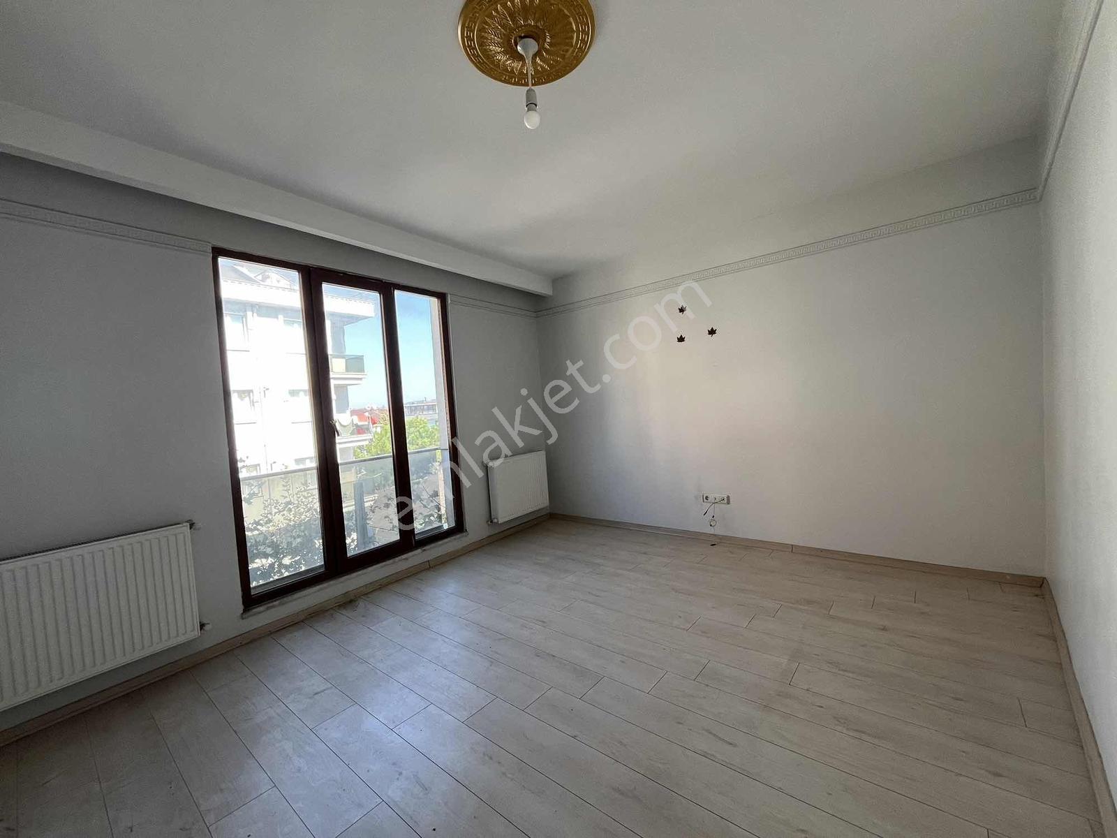 Sancaktepe Yenidoğanda Ana Cadde Üzerinde Satılık 2+1 Daire