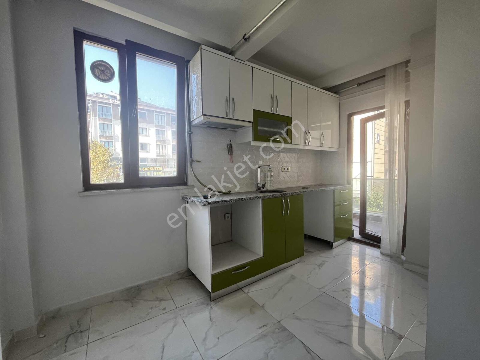 Sancaktepe Yenidoğanda Ana Cadde Üzerinde Satılık 2+1 Daire — fotoğraf 2
