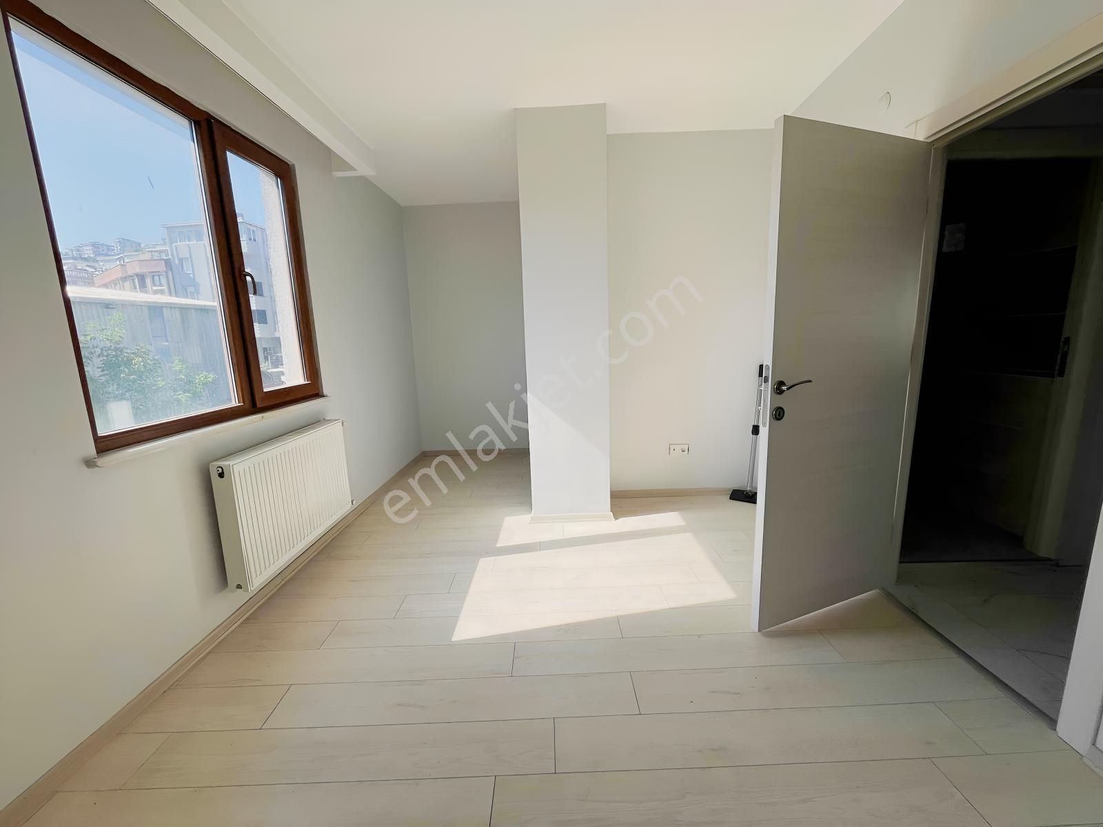 Sancaktepe Yenidoğanda Ana Cadde Üzerinde Satılık 2+1 Daire — fotoğraf 3
