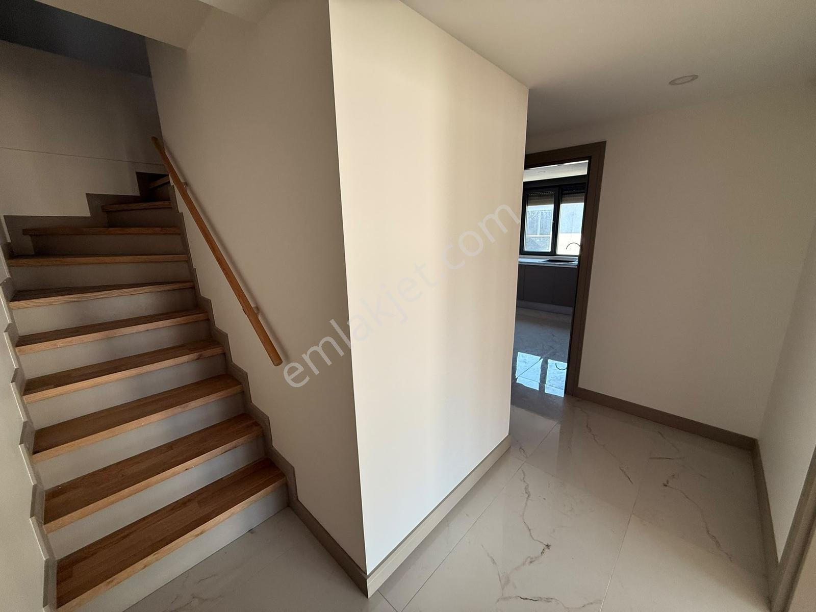 Remax Anı 'dan Çengelköy Vera Sitesi 'nde 4+1 Çatı Dubleksi — fotoğraf 8