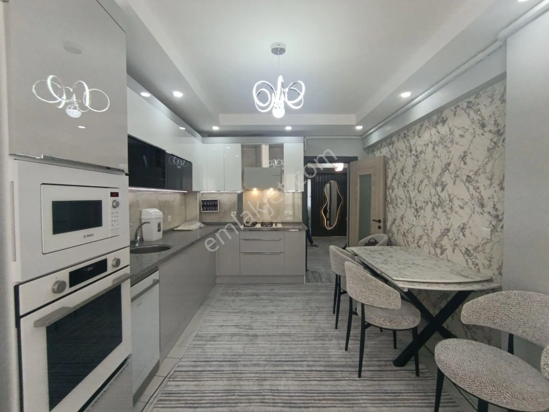 Salihli Sağlık Mahallesinde 3+1 3 Balkonlu Daire