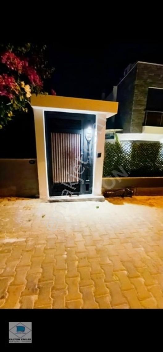 Çeşme Sakarya'da Kalyon'dan Isıtmalı Havuzlu 5+2 Lüks Villa — fotoğraf 2