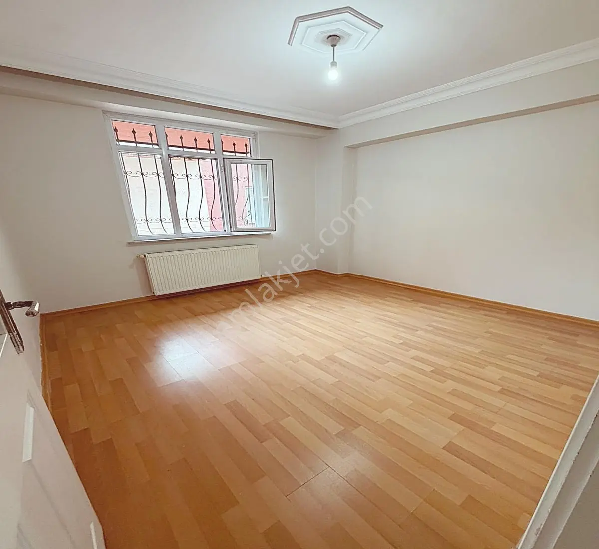 Kıraç Cadde Dibinde 2+1 Tek Daire Üzeri Yüksek Giriş