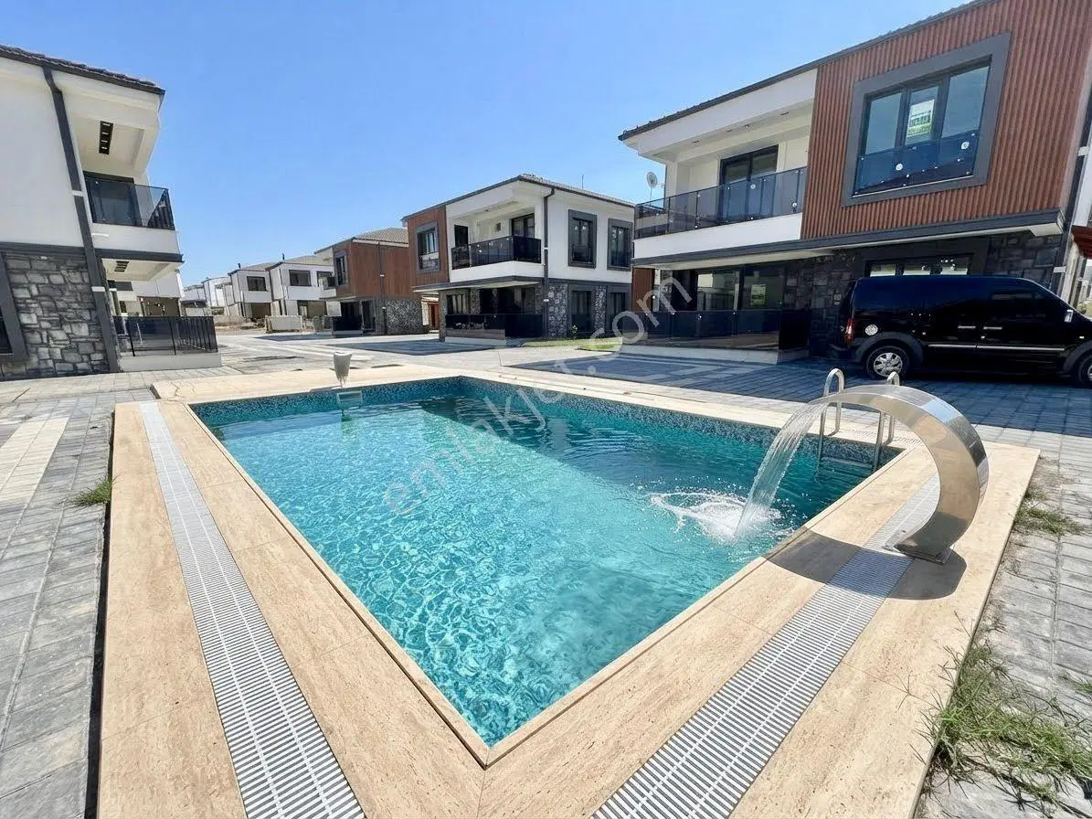Ay Emlaktan Burhaniye Ören'de Denize 400 Metre Yüzme Havuzlu Satılık 2+1 Ultra Lüks Müstakil Villa — fotoğraf 2