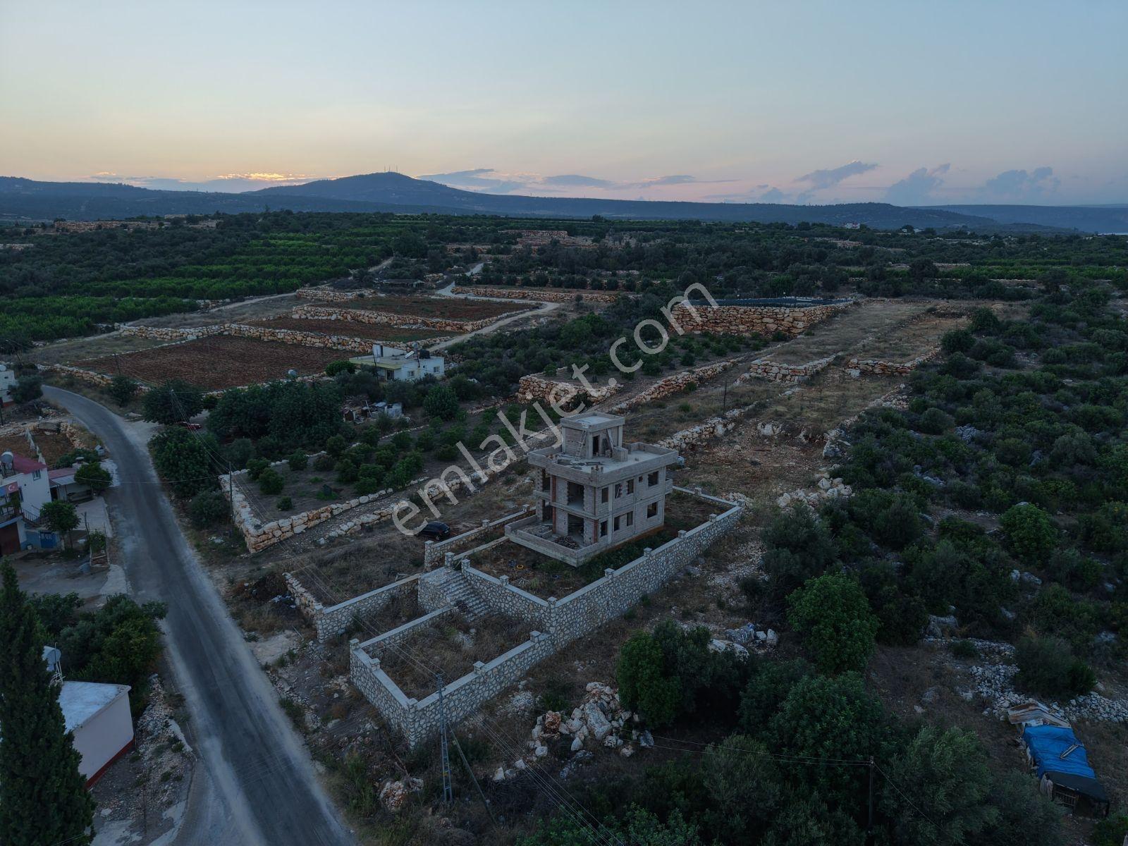 Uğur Emlak'tan Batısandal'da Satılık 3 Katlı Büyük Arsalı Villa — fotoğraf 4