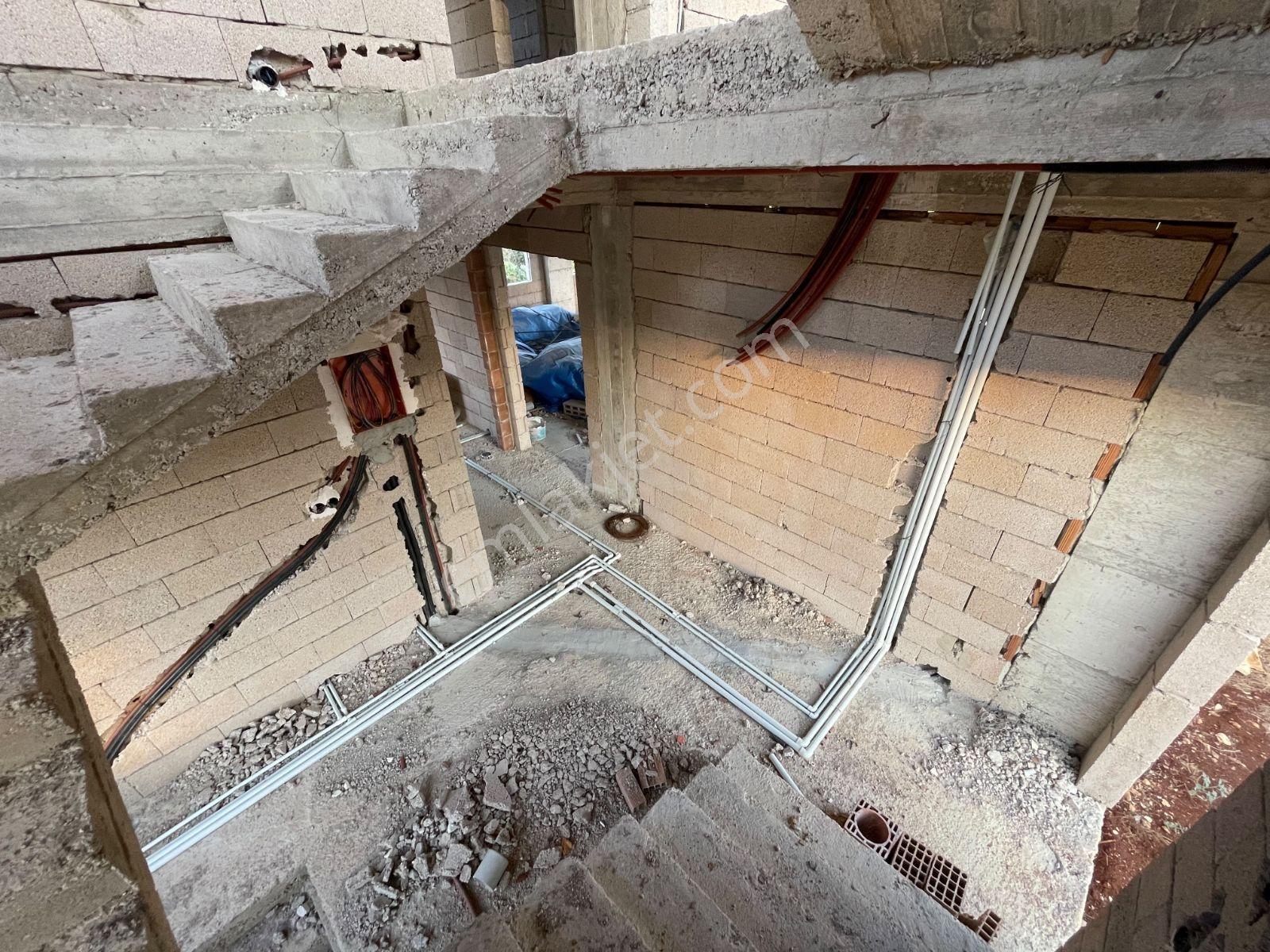 Uğur Emlak'tan Batısandal'da Satılık 3 Katlı Büyük Arsalı Villa — fotoğraf 16