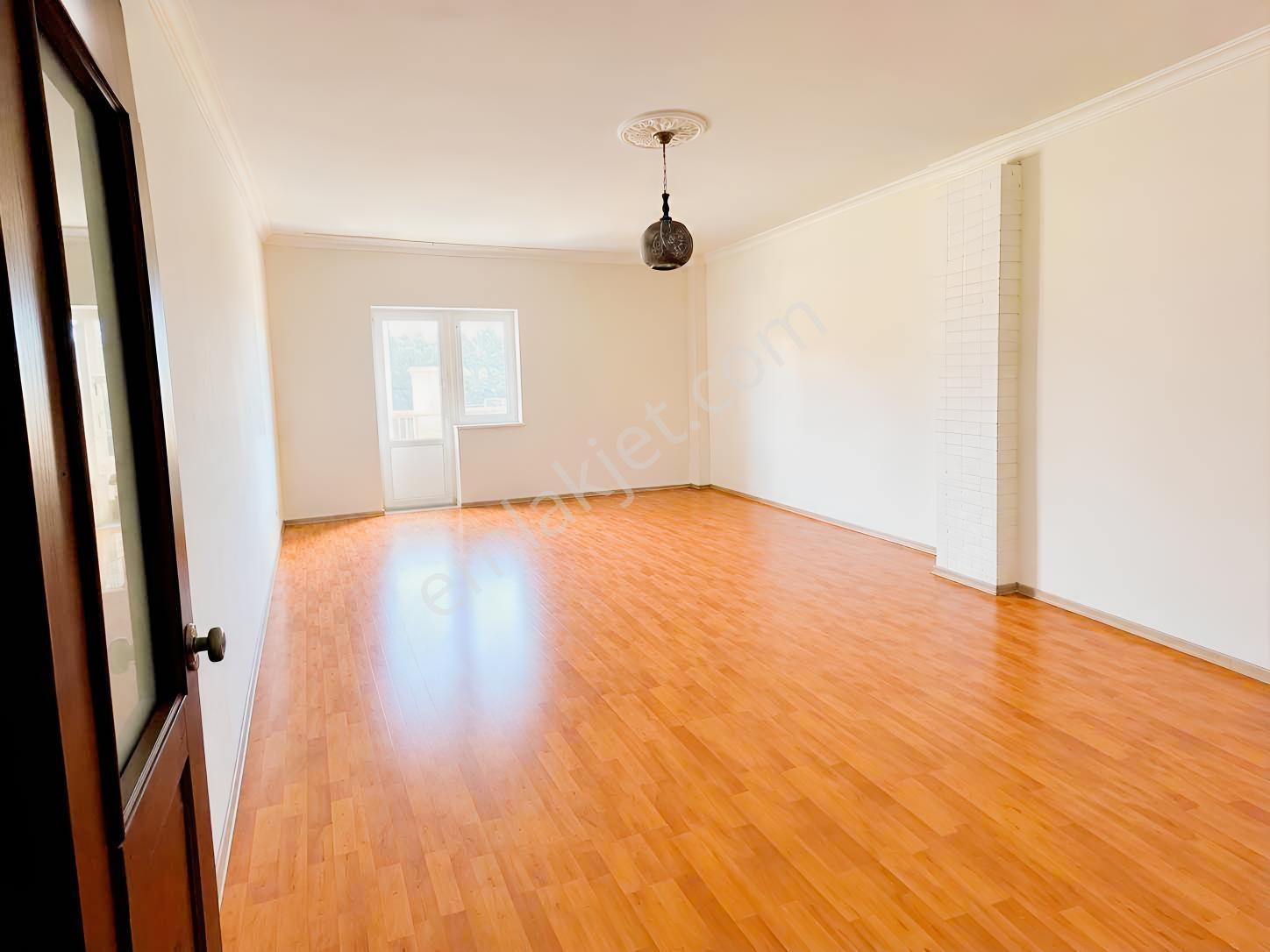 Altınova Orta Mahallede 183 M² Arsa Paylı 2+1 Müstakil Ev — fotoğraf 4