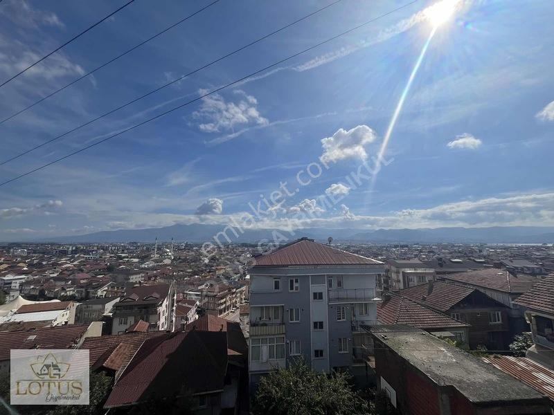 İzmit Merkezi Konumda 2 Katlı Müstakil Manzaralı Satılık Bina
