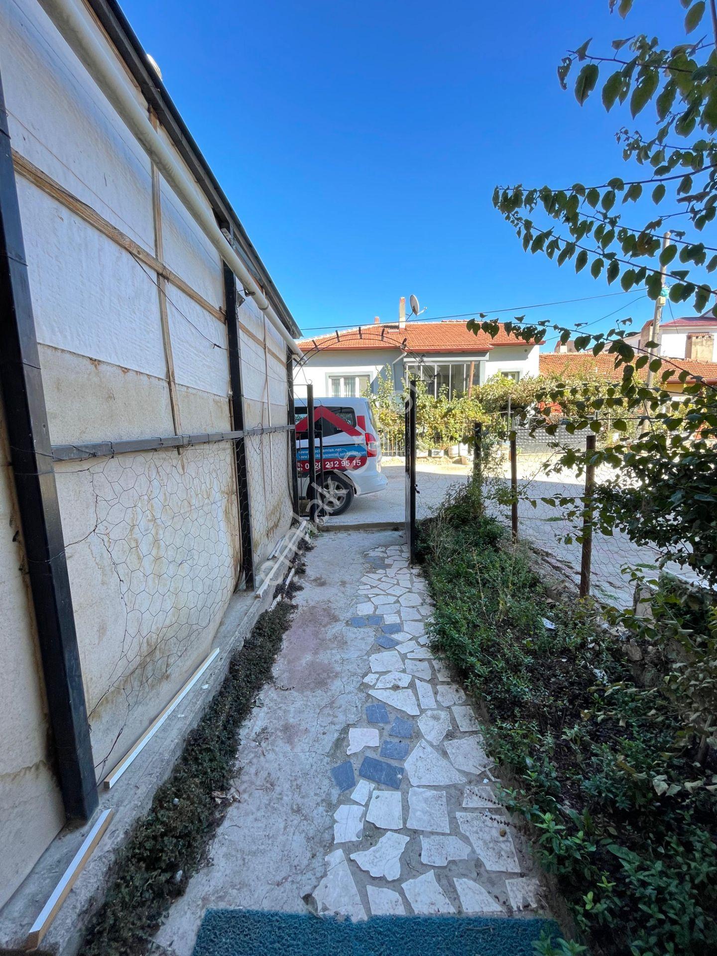Beyaz Gayrimenkulden Beşiktaş'ta Kapalı Garajlı Bahçeli 2+1 — fotoğraf 24