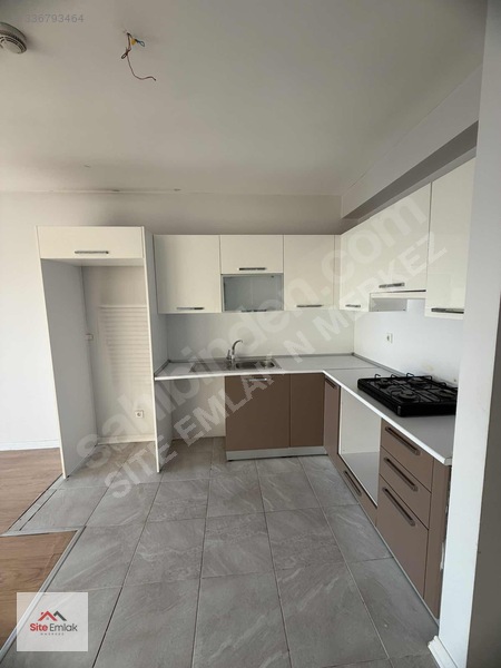 Özyurtlar Nmerkez Sitesi De Satılık Boş 1+1 — fotoğraf 3