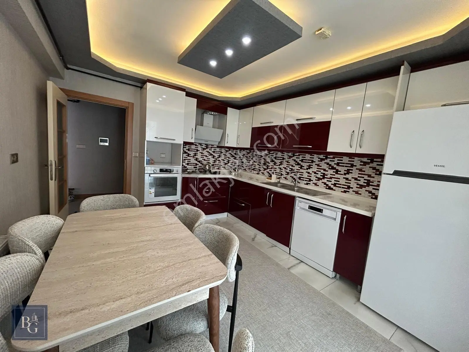 Cadde Üzeri Sitede Asansörlü Çift Banyolu Ultra Yapılı 160M² 3+1