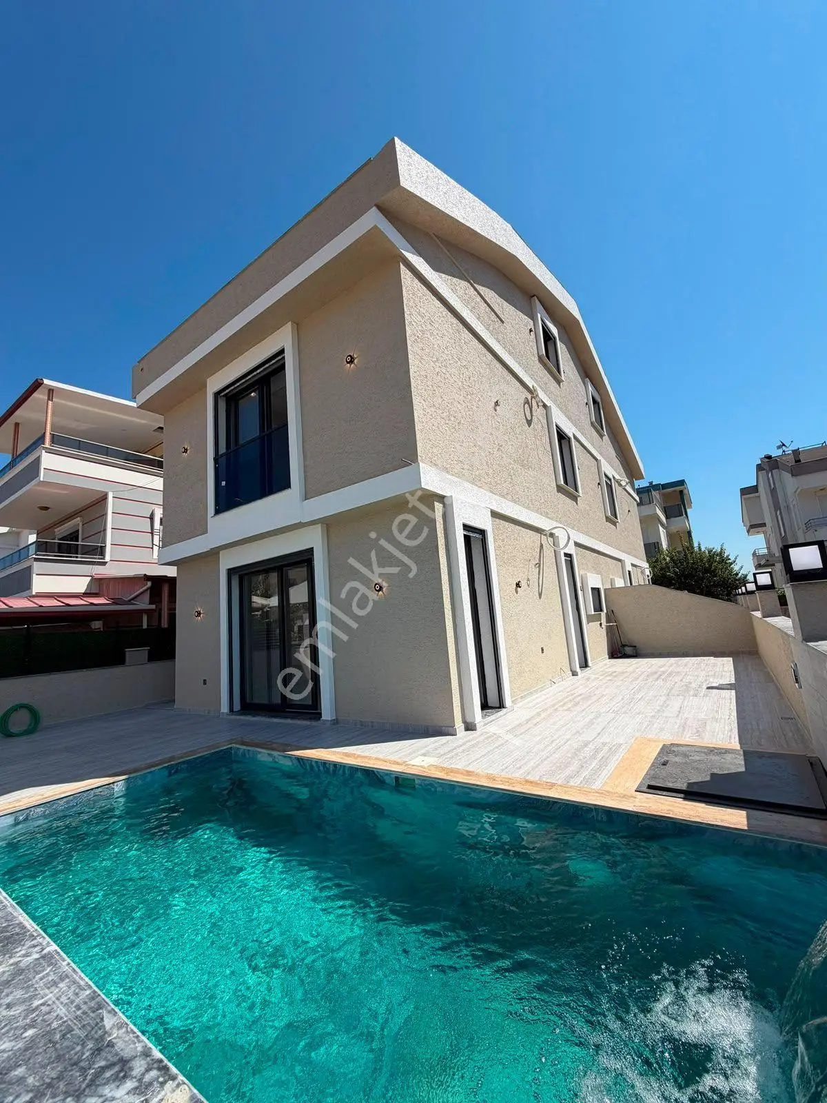 Didim Efeler Mahallesi'Nde Havuzlu Satılık 3+1 Villa