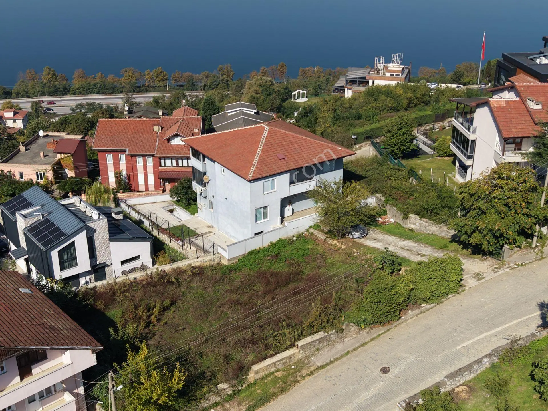 Sapanca’da Göl Manzaralı %60 İmarlı Satılık Arsa — fotoğraf 3