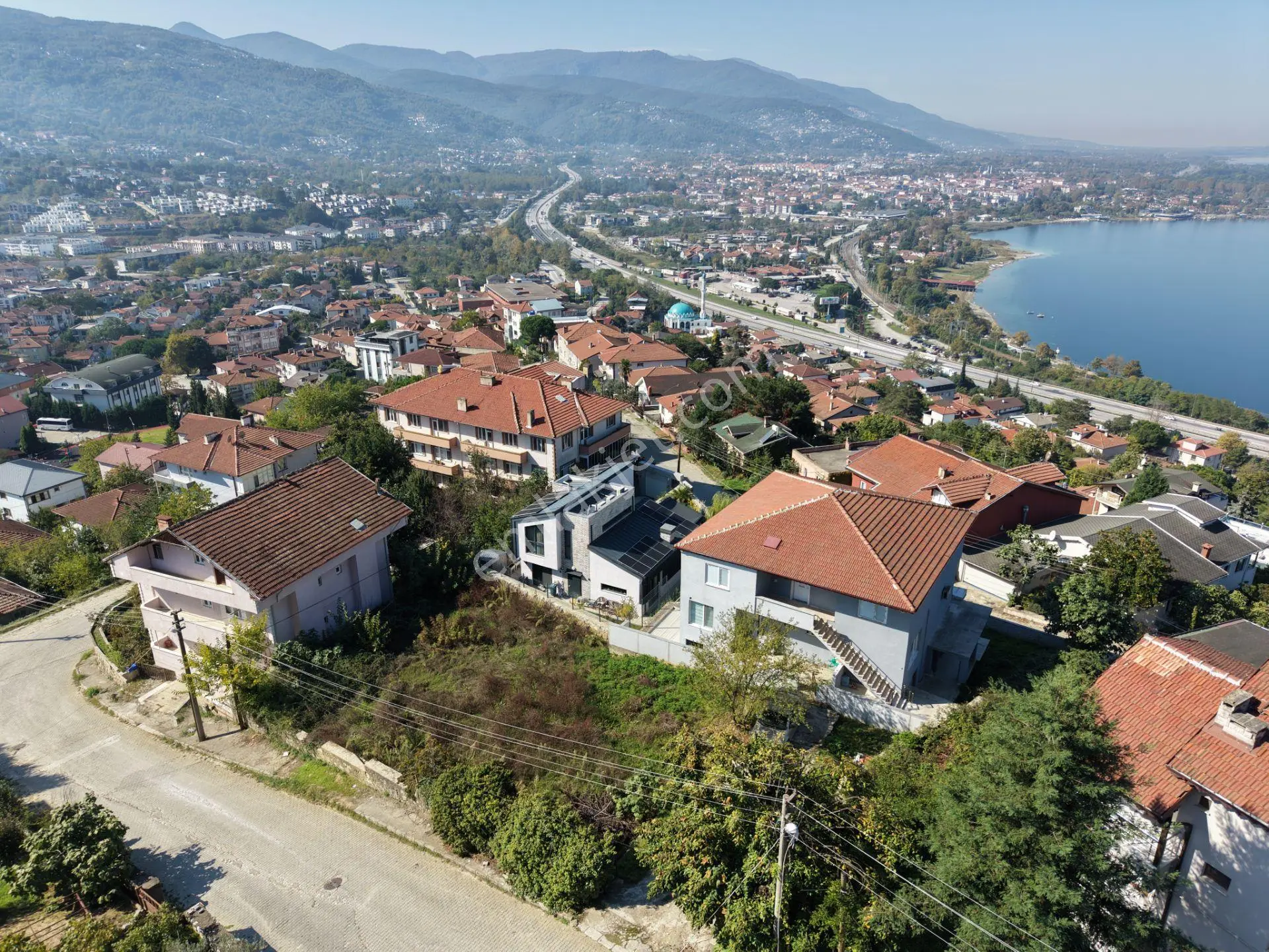 Sapanca’da Göl Manzaralı %60 İmarlı Satılık Arsa — fotoğraf 4