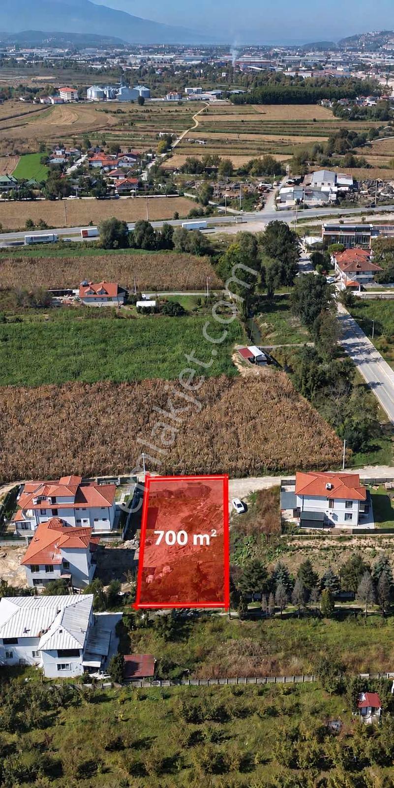Söğüt Caddesinde Satılık 700 M2 Arsa