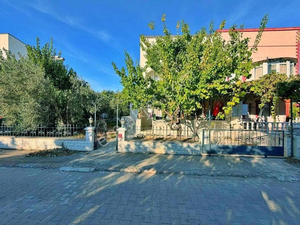 Uytundan Burhaniyede Site İçinde Havuzlu Bahçeli 3+1 Villa