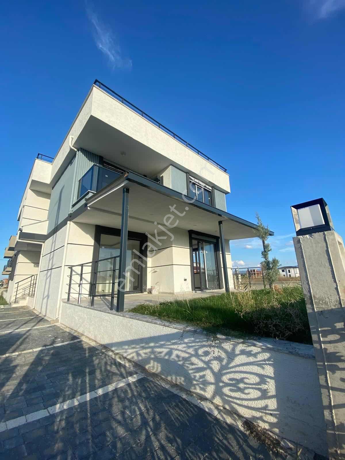 Denize Yakın Bahçeli Otoparklı Ön Cephe 2+1 İkiz Villa — fotoğraf 13