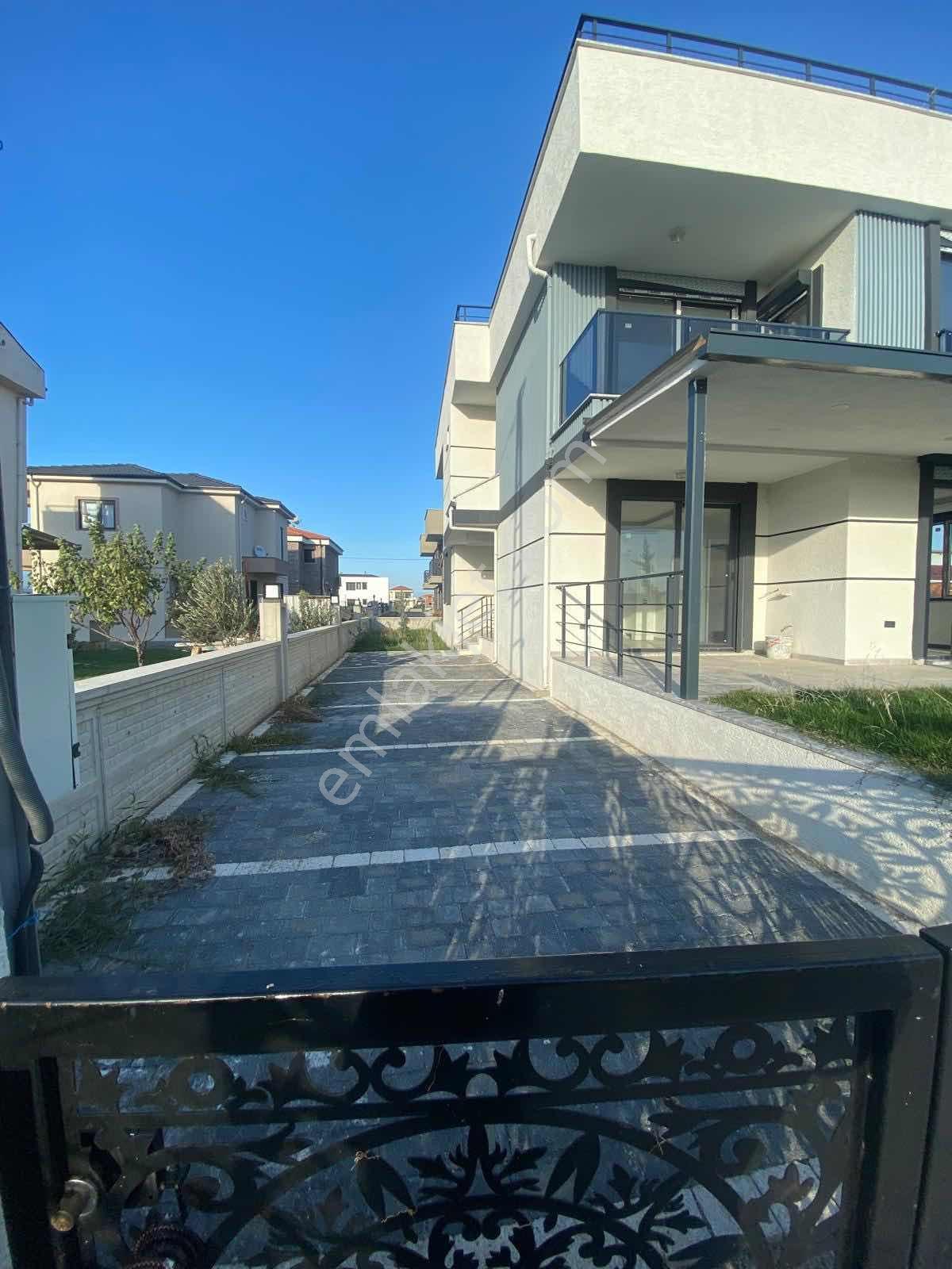 Denize Yakın Bahçeli Otoparklı Ön Cephe 2+1 İkiz Villa — fotoğraf 24