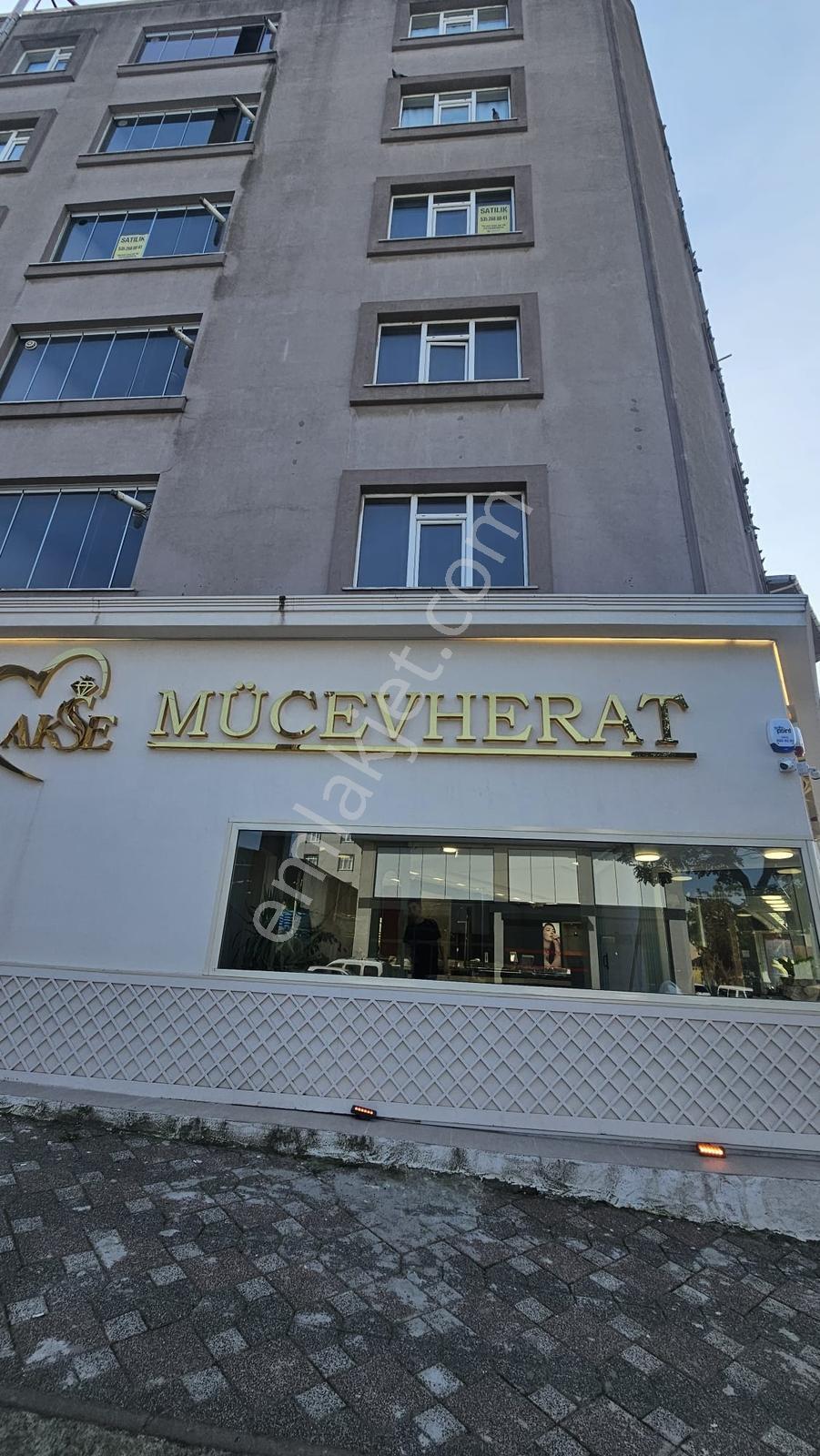 Akse Sapağı Meydanda Satılık 2+1 Daire