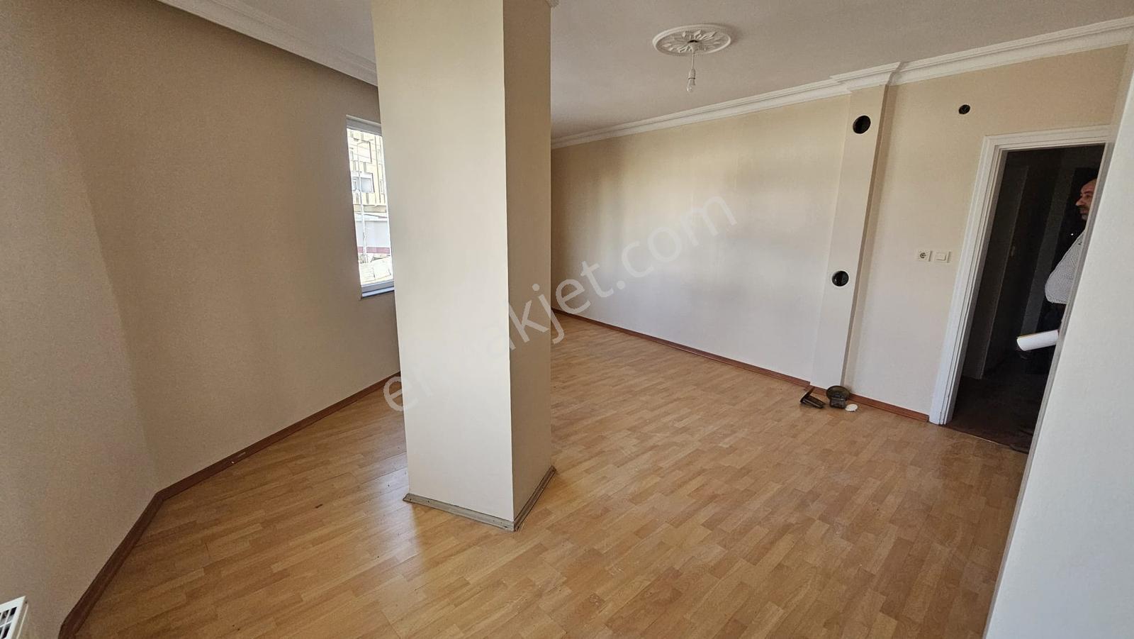 Akse Sapağı Meydanda Satılık 2+1 Daire — fotoğraf 3