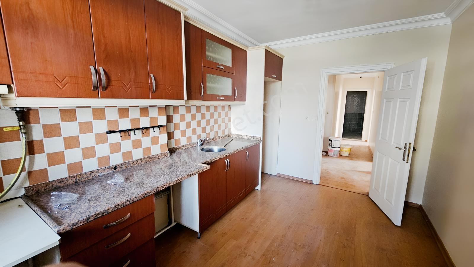 Akse Sapağı Meydanda Satılık 2+1 Daire — fotoğraf 6