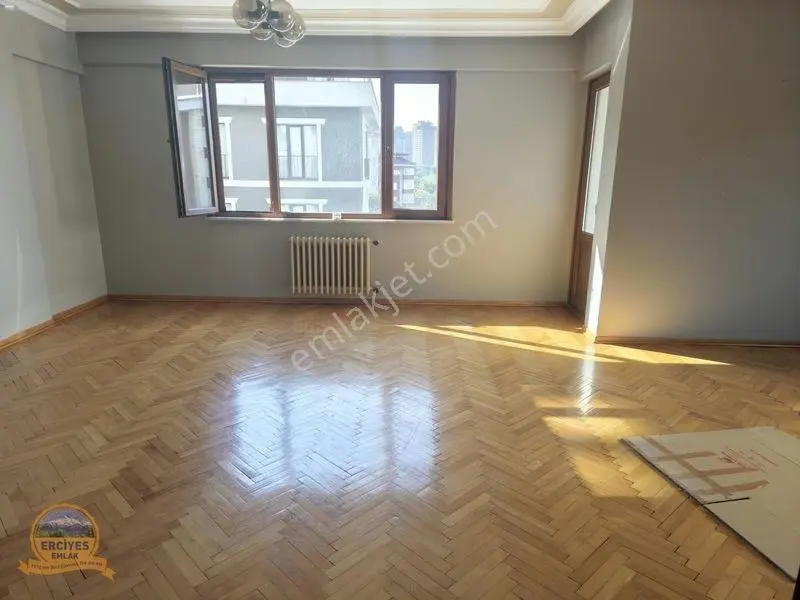 Erciyes'den Sahrayıcedit'de 3+1 Balkonlu 150 M2 Daire Fırsatı — fotoğraf 11