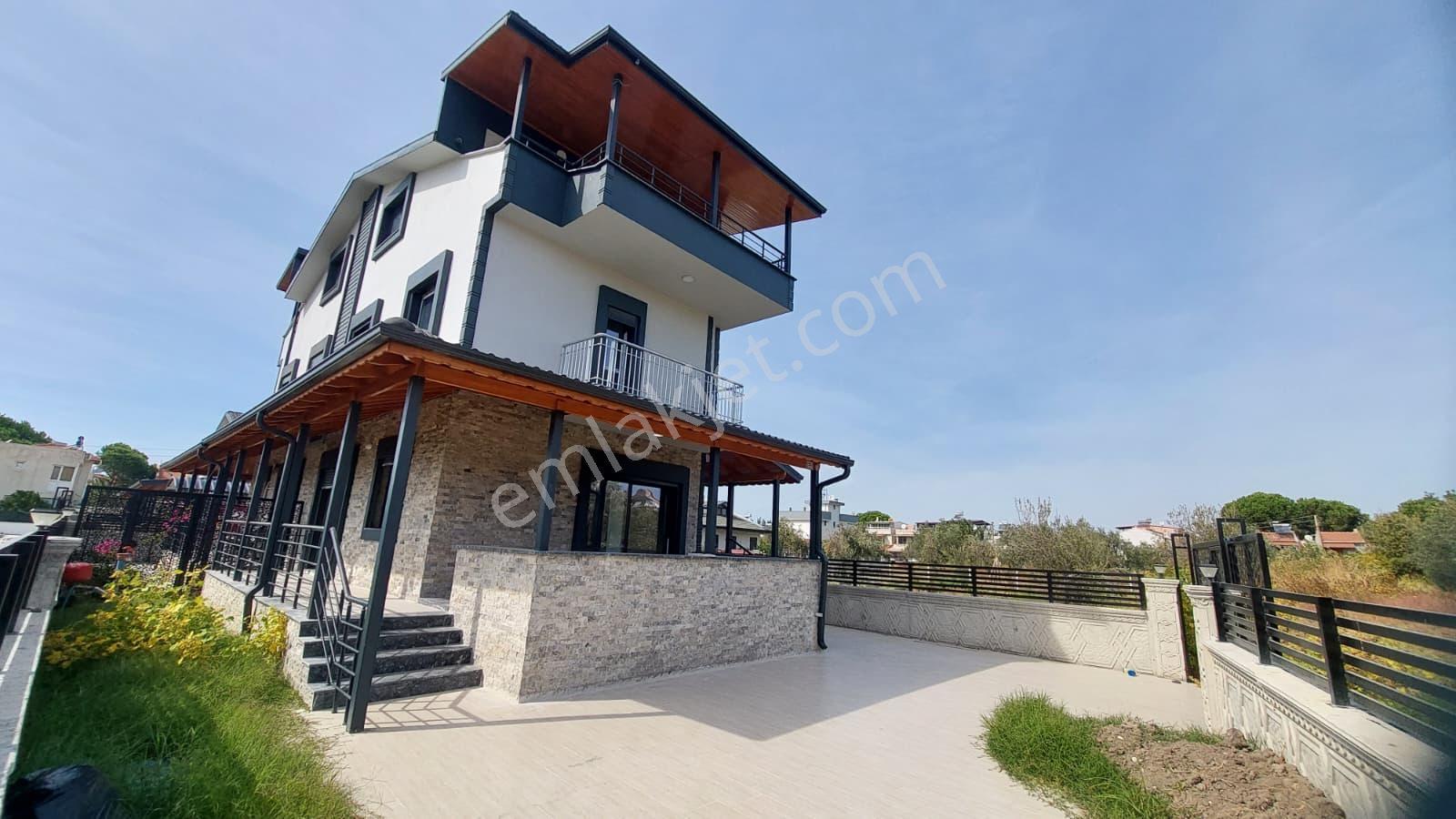 C.B. Route | Dikili Cumhuriyette Geniş Teraslı Şık Villa
