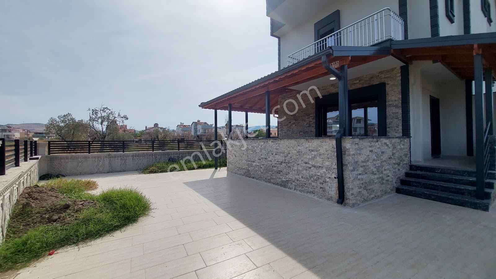C.b. Route | Dikili Cumhuriyette Geniş Teraslı Şık Villa — fotoğraf 5