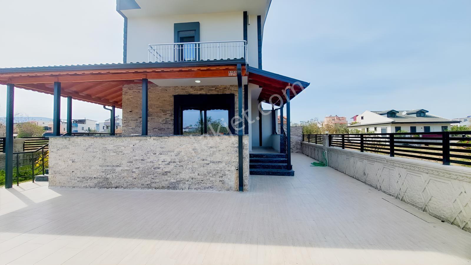 C.b. Route | Dikili Cumhuriyette Geniş Teraslı Şık Villa — fotoğraf 6