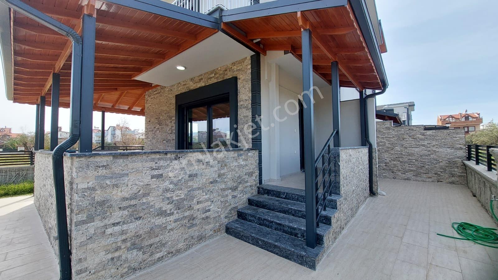 C.b. Route | Dikili Cumhuriyette Geniş Teraslı Şık Villa — fotoğraf 10
