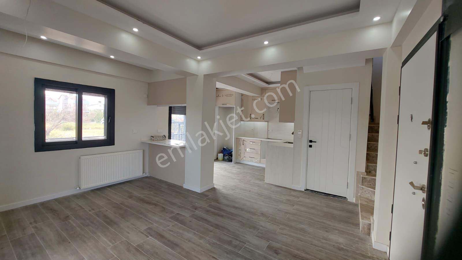 C.b. Route | Dikili Cumhuriyette Geniş Teraslı Şık Villa — fotoğraf 11